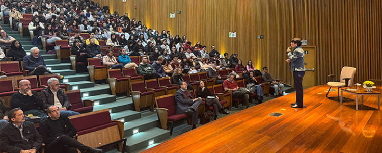 Aula Magna sobre crise climática recepciona ingressantes de 2025 da UFABC