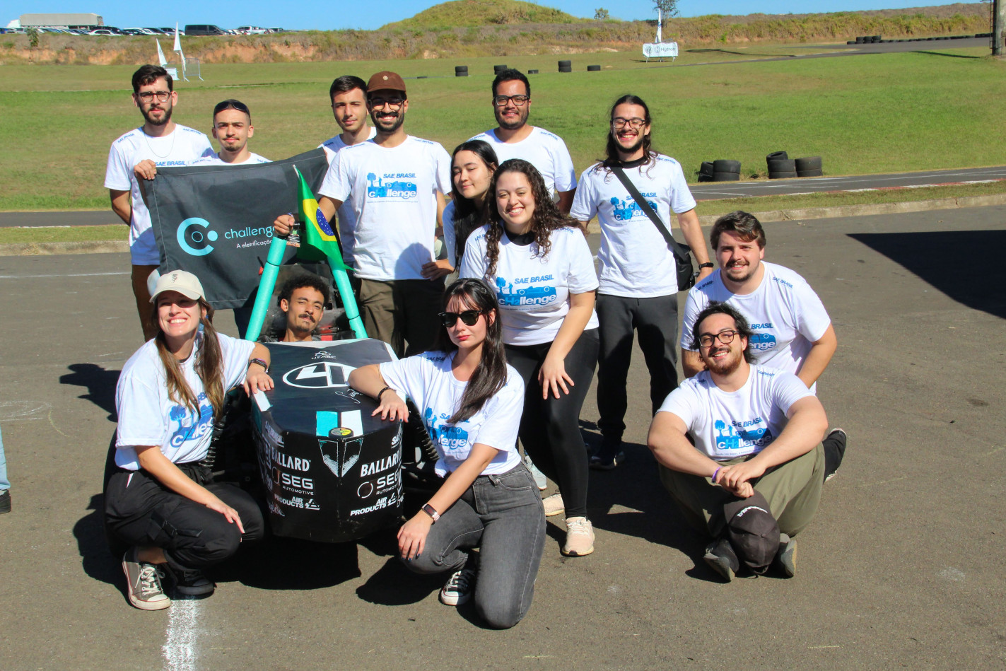 Foto da equipe "Challenger Electric Racing Team", da UFABC, durante a participação no SAE BRASIL & BALLARD Student H2 Challenge 2024